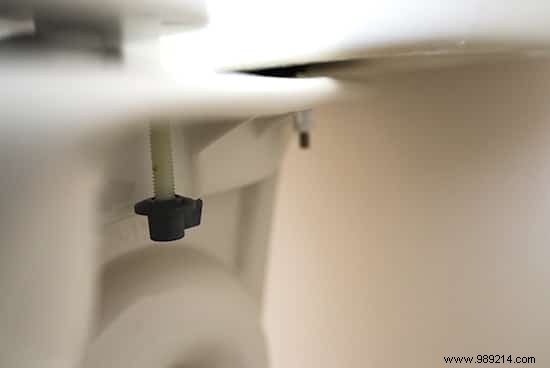 Simple Expert Guide: How to Remove Urine Splatter from Toilet Bowl and Seat