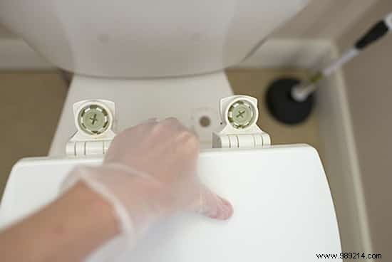 Simple Expert Guide: How to Remove Urine Splatter from Toilet Bowl and Seat