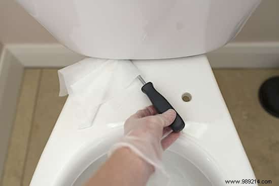 Simple Expert Guide: How to Remove Urine Splatter from Toilet Bowl and Seat