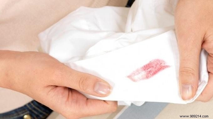 Remove Lipstick Stains in Just 2 Minutes: Proven Vinegar Method