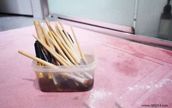 Proven Baking Soda Method to Deep Clean Makeup Brushes Overnight