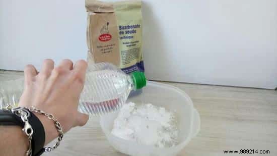 Restore Stained and Sticky Tupperware: Simple Baking Soda and Vinegar Method