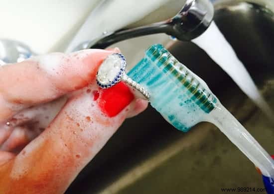 25 Genius Ways to Repurpose Old Toothbrushes: Proven Cleaning Hacks from Years of Experience