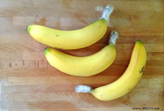 How to Keep Bananas Fresh 3-5 Days Longer: The Simple Stem-Wrapping Trick
