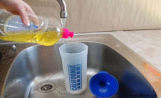 Why Cleaning Your Reusable Water Bottle is Essential: 5 Proven Methods from Hygiene Experts