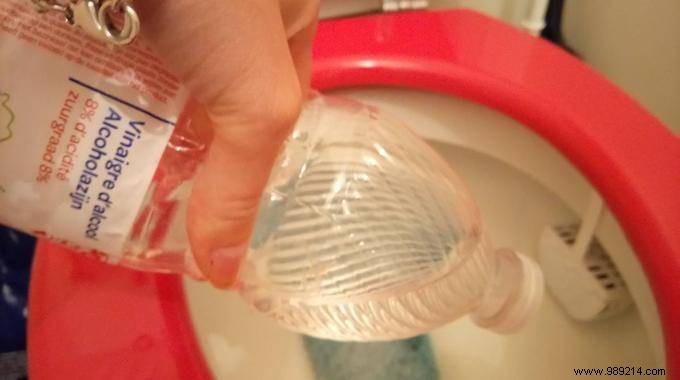 3 Proven Ways to Clean and Sanitize Toilets and Bathrooms with White Vinegar