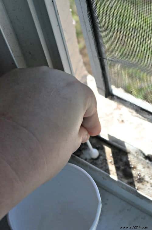 How to Clean Window Tracks Effortlessly with Baking Soda and Vinegar