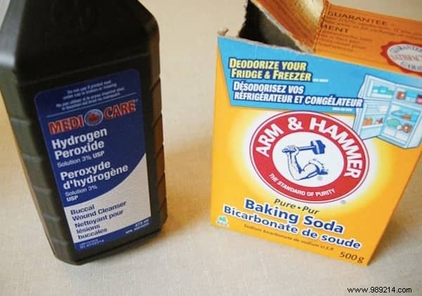 Effortless Trick to Clean Burnt Pans Using Baking Soda and Hydrogen Peroxide