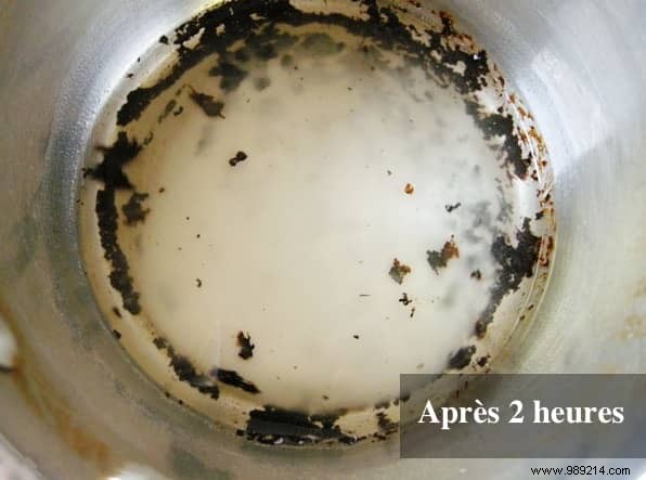 Effortless Trick to Clean Burnt Pans Using Baking Soda and Hydrogen Peroxide