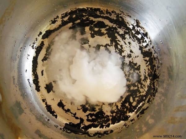Effortless Trick to Clean Burnt Pans Using Baking Soda and Hydrogen Peroxide