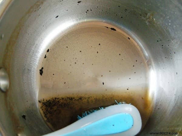 Effortless Trick to Clean Burnt Pans Using Baking Soda and Hydrogen Peroxide
