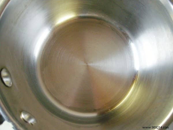 Effortless Trick to Clean Burnt Pans Using Baking Soda and Hydrogen Peroxide