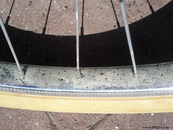 How to Remove Rust from Bike Rims with White Vinegar: Simple DIY Guide