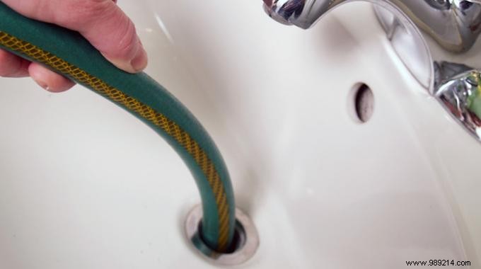 Proven DIY Method: Unclog Drains with a Garden Hose – No Tools Needed