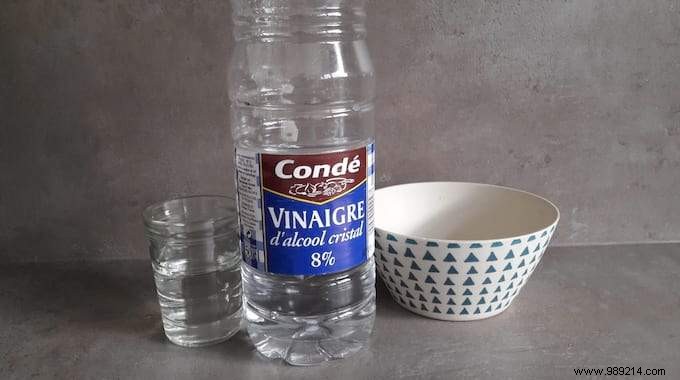 Ditch Bleach: Proven Natural Vinegar Method to Deep-Clean Greasy Kitchen Countertops