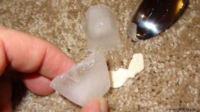 Effortless Chewing Gum Removal from Carpet: Ice and Vinegar Method