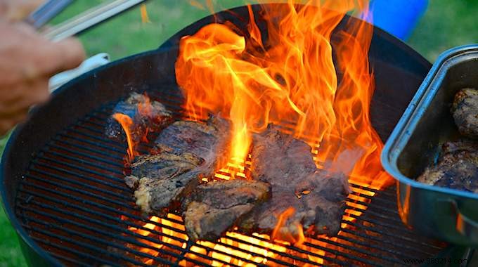Tame Barbecue Flare-Ups Instantly: Baking Soda Trick for Safer Grilling