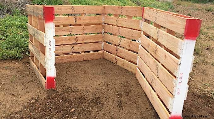 Build a Durable Compost Bin from Free Pallets in Just 10 Minutes – No Tools Required