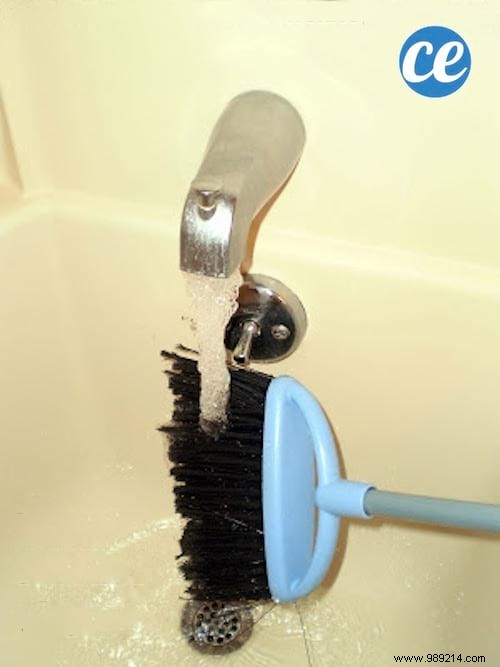 How to Easily Clean and Disinfect Your Broom with White Vinegar: 8 Proven Steps