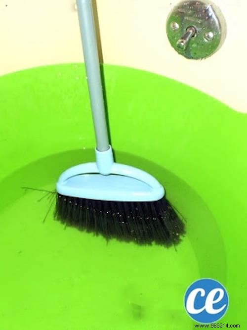 How to Easily Clean and Disinfect Your Broom with White Vinegar: 8 Proven Steps