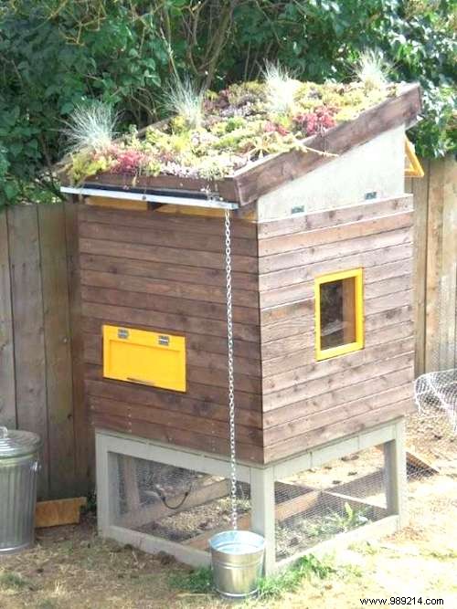 25 Ingenious DIY Chicken Coop Ideas Using Recycled Materials