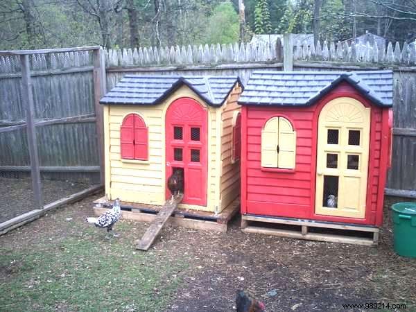 25 Ingenious DIY Chicken Coop Ideas Using Recycled Materials