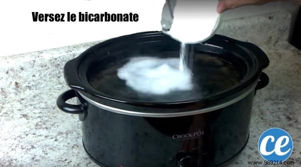 Effortless Self-Cleaning Hack for Slow Cookers: Baking Soda and Vinegar Method