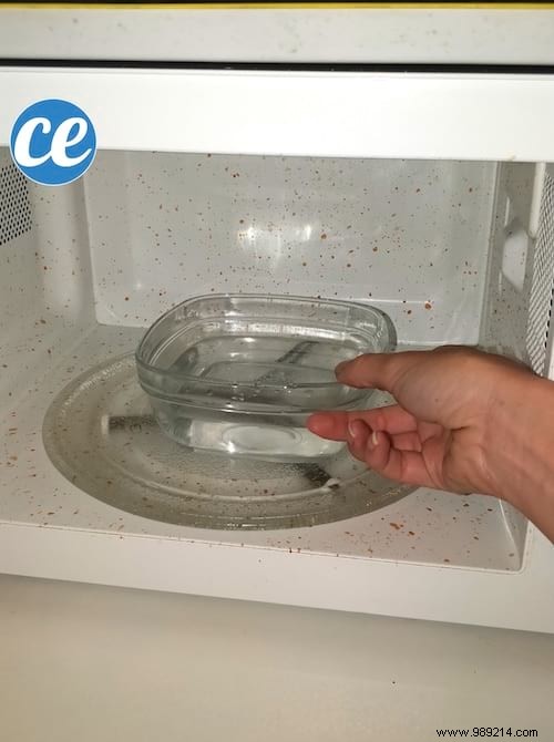 Effortless Microwave Cleaning: Steam Away Grime with Vinegar and Water