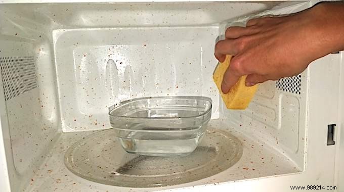 Effortless Microwave Cleaning: Steam Away Grime with Vinegar and Water