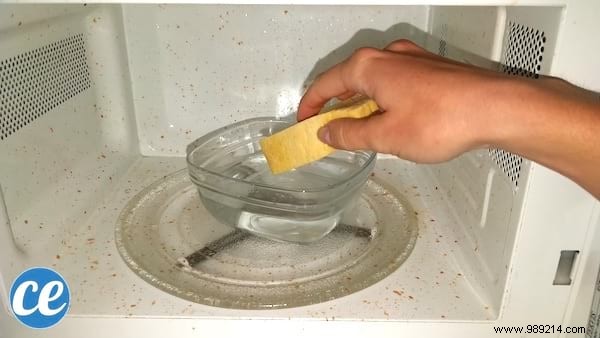 Effortless Microwave Cleaning: Steam Away Grime with Vinegar and Water