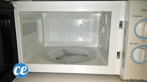 Effortless Microwave Cleaning: Steam Away Grime with Vinegar and Water