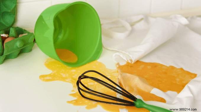 How to Remove Egg Yolk Stains from Clothes Easily with White Vinegar
