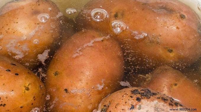 4 Proven Ways to Reuse Potato Cooking Water for Cleaning and Gardening