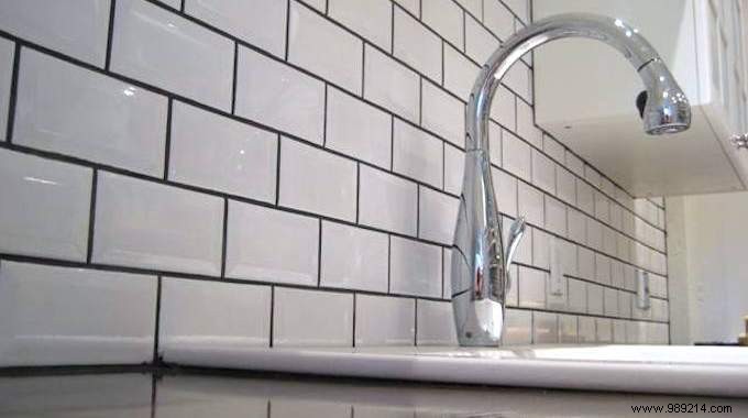 Effortless White Vinegar Trick to Clean Greasy Kitchen Backsplashes