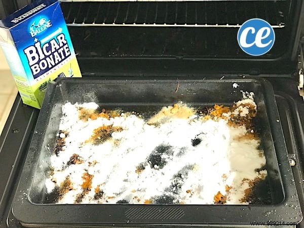 4 Proven Natural Tips to Clean Even the Dirtiest Oven Trays