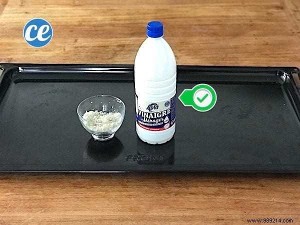 4 Proven Natural Tips to Clean Even the Dirtiest Oven Trays