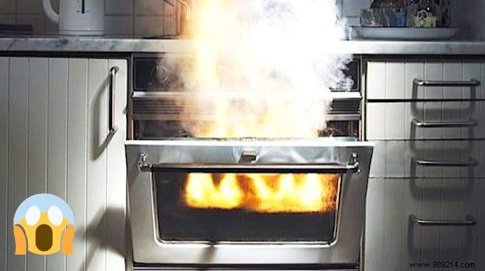 4 Proven White Vinegar Tricks to Banish Kitchen Odors Naturally