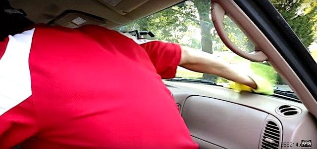 Streak-Free Interior Windshield Cleaning: Proven DIY Recipe for Crystal Clear Visibility