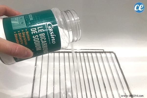 Effortless Oven Rack Cleaning: Baking Soda and Vinegar Method