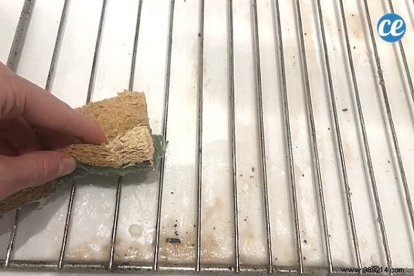 Effortless Oven Rack Cleaning: Baking Soda and Vinegar Method