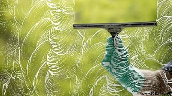 14 Proven DIY Recipes for Streak-Free Windows, Even in Direct Sunlight