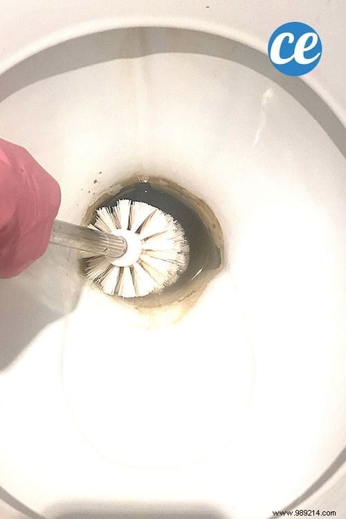 Remove Stubborn Toilet Limescale with Coca-Cola: No Scrubbing Needed