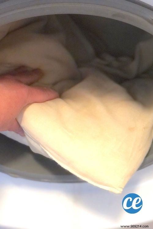 How to Naturally Whiten Yellowed Pillows Without Bleach: A Proven Home Method