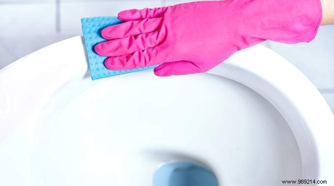 The Common Toilet Cleaning Mistake: Why Bleach Fails, Harms Health, and Better Natural Alternatives