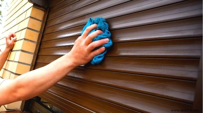 Easy, Chemical-Free Guide to Cleaning Roller Shutters: Pro Tips for Wood, Aluminum, and PVC