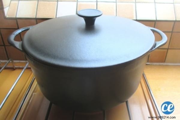 5 Proven Tips to Effortlessly Clean Burnt Cast Iron Casseroles
