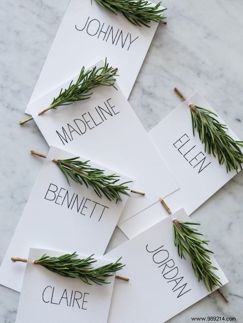 37 Easy, Budget-Friendly Last-Minute Christmas Decoration Ideas