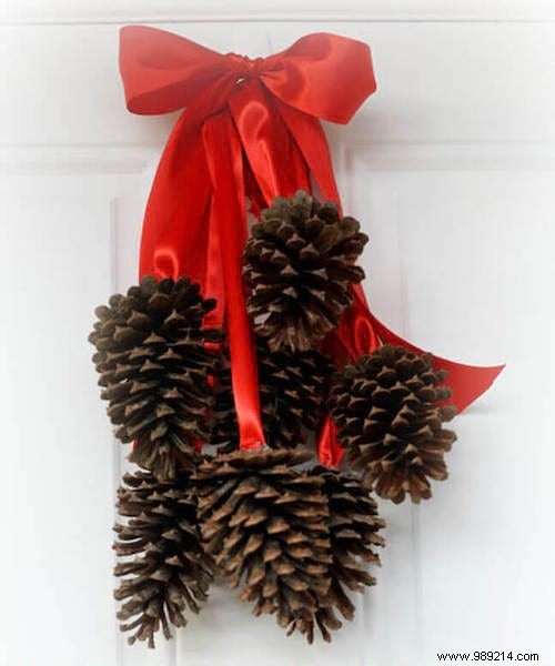 25 Easy, Budget-Friendly Christmas Pine Cone Decoration Ideas