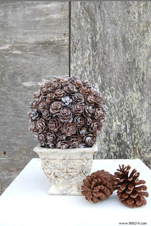 25 Easy, Budget-Friendly Christmas Pine Cone Decoration Ideas