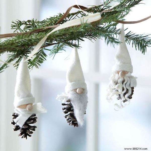 25 Easy, Budget-Friendly Christmas Pine Cone Decoration Ideas